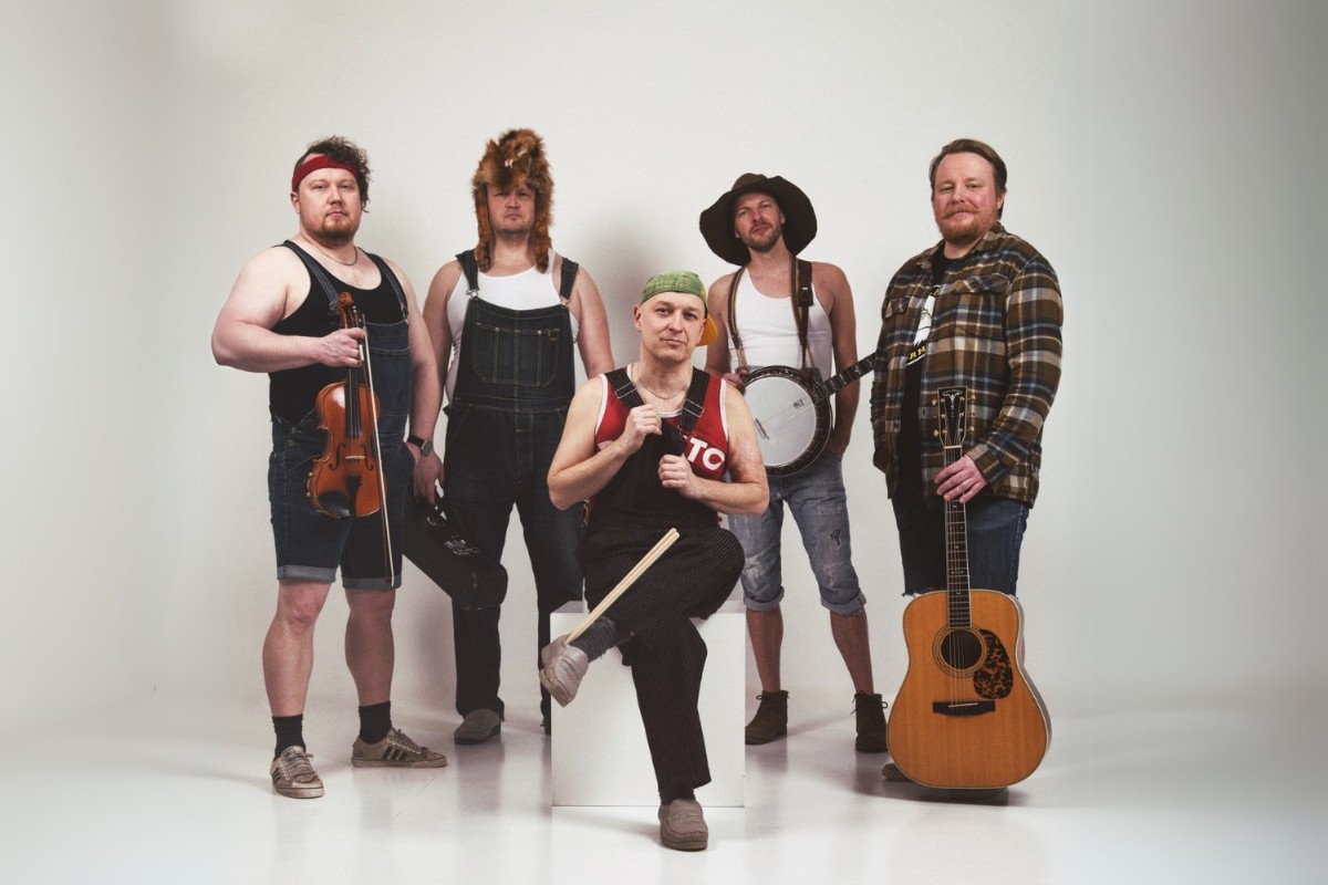 Steve ‘N’ Seagulls band holding a selection of guitars, banjos and violins